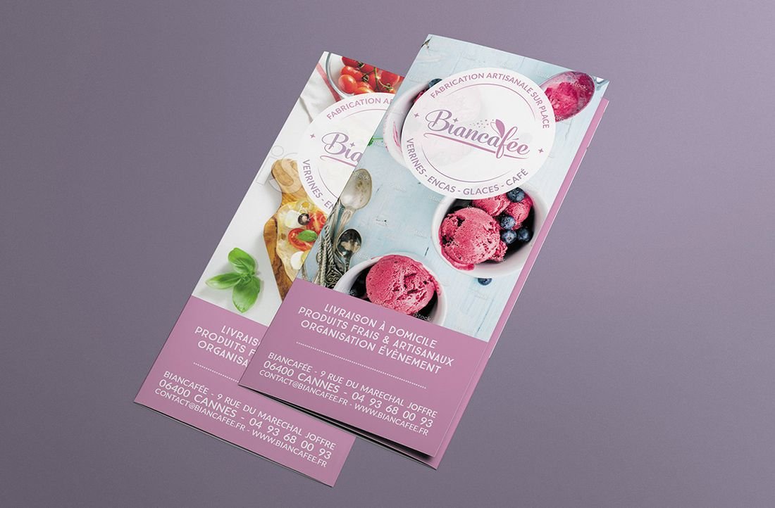 Carte-menu en dépliant trois volets, ouverte à plat