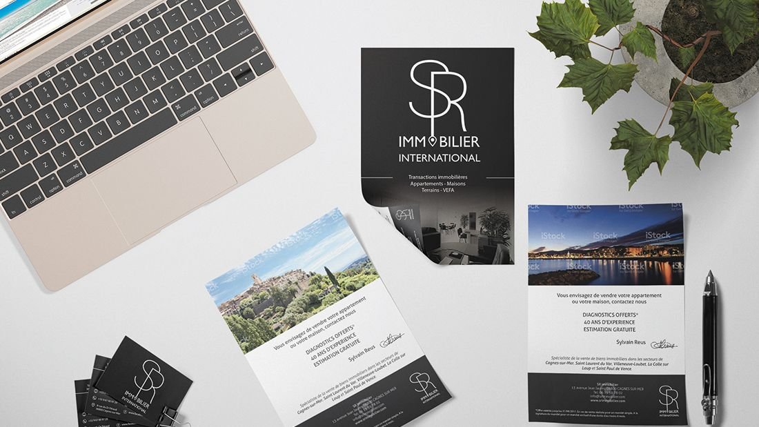 Série de flyers de distribution imprimés, empilés et présentés en éventail