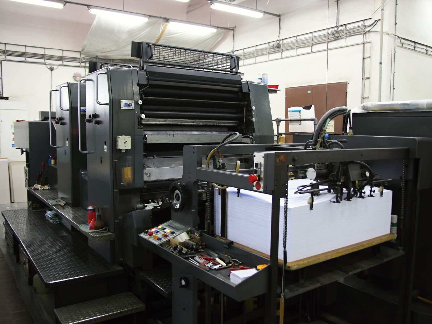 Presse offset feuille en production dans un atelier d'imprimerie